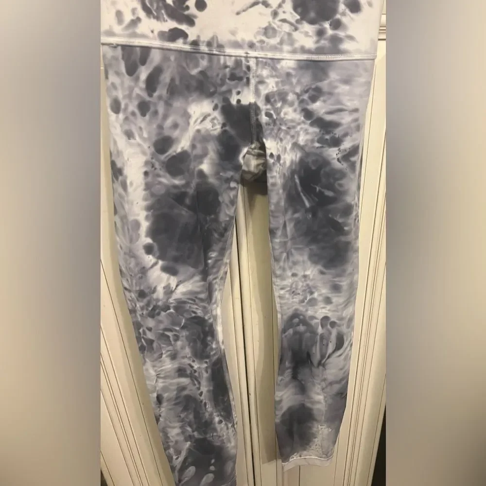 Lululemon Women's Ankle Leggings - Blue Gray Print Size 4
